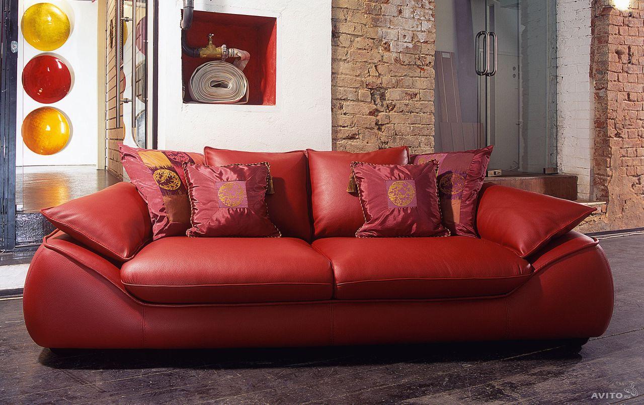 кожаный диван в гостиную в современном стиле
